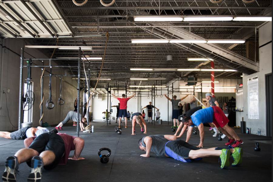 Crossfit | Indoor afwisselende leuke fitness trainingen in groepsverband houden het echt leuk